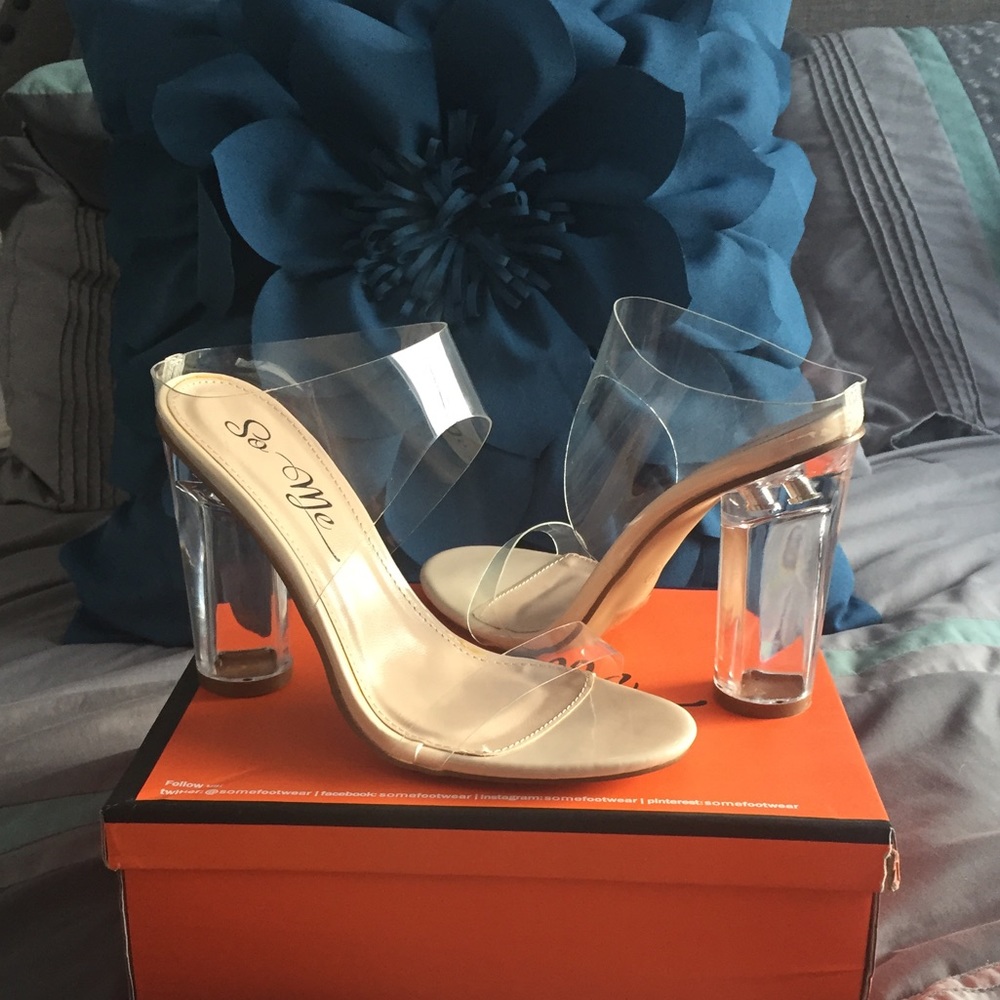 🛌 Brand new clear heels